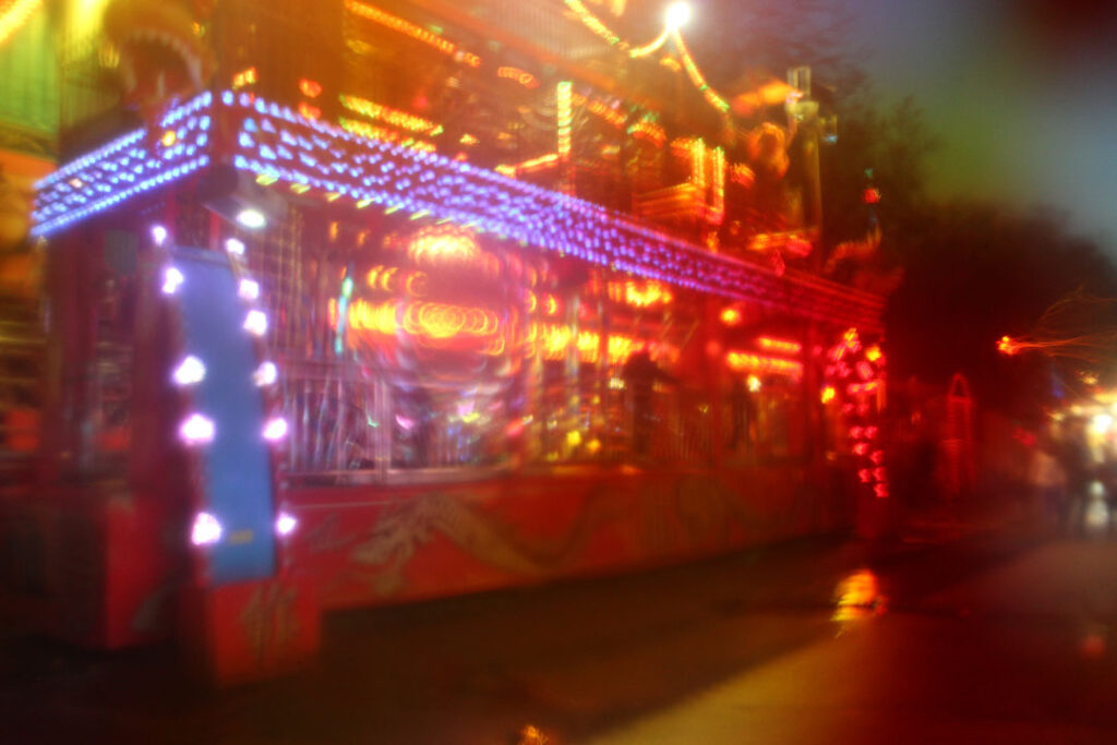 Photographie de la Foire St Romain avec un filtre coloré posé devant l'objectif